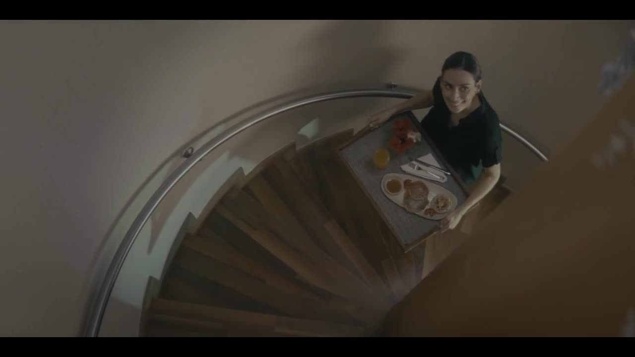 Кадры из сериала От кого мы бежали, мама? (2023)