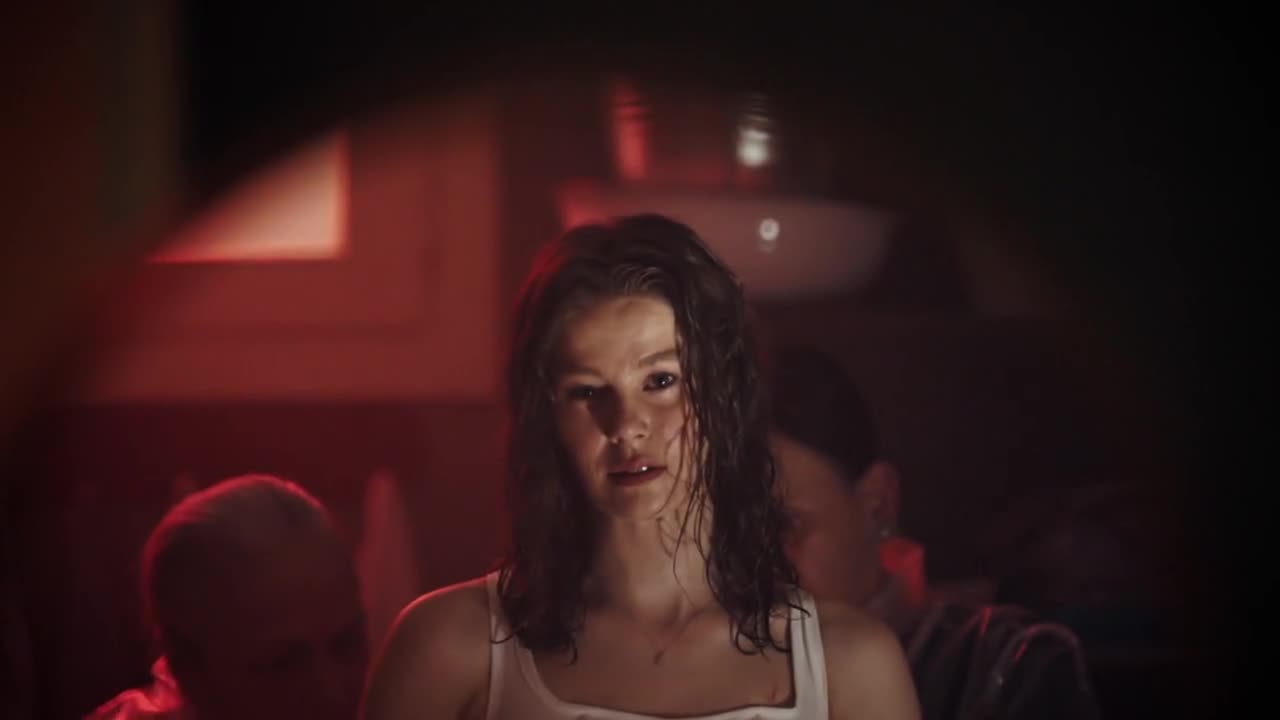Кадры из сериала Девушка за стеклом 1 серия 1 сезон (2021)