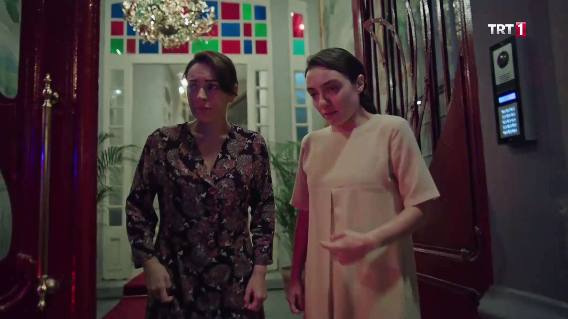 Кадры из сериала Квартира невинных 4 серия 1 сезон (2020)